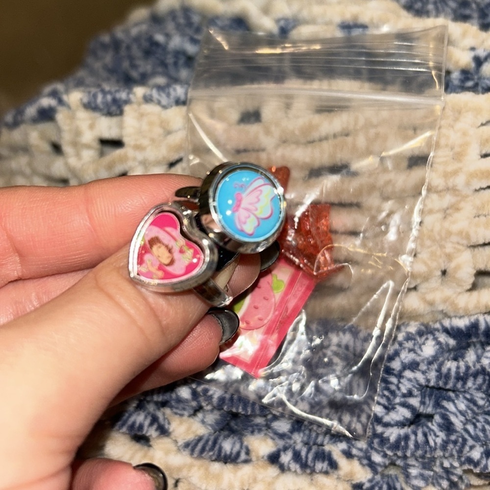 Y2K GIRL’S STRAWBERRY SHORTCAKE RINGS - Picture 2 of 3